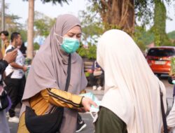 ISPA MENGINTAI DI TENGAH KABUT ASAP, PKK BANJARBARU BAGIKAN MASKER GRATIS