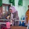 LISA HALABY KUNJUNGI PANTI BUDI SEJAHTERA, LANSIA TERIMA BANTUAN BAJU MUSLIM