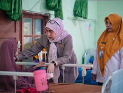 LISA HALABY KUNJUNGI PANTI BUDI SEJAHTERA, LANSIA TERIMA BANTUAN BAJU MUSLIM